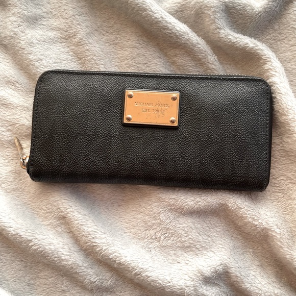 Michael Kors Zip Wallet - Picture 1 of 4